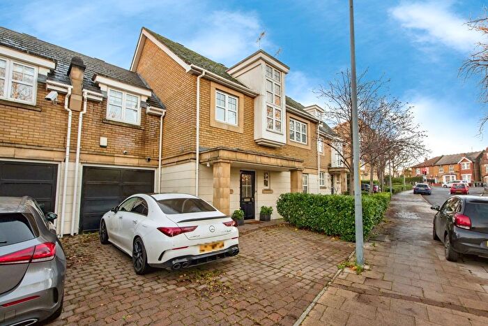 5 Bedroom Detached House For Sale In Sanderling Way, Greenhithe, DA9