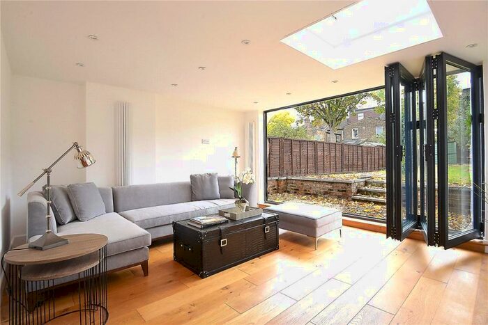 2 Bedroom Apartment To Rent In Lordship Lane, East Dulwich, London, SE22