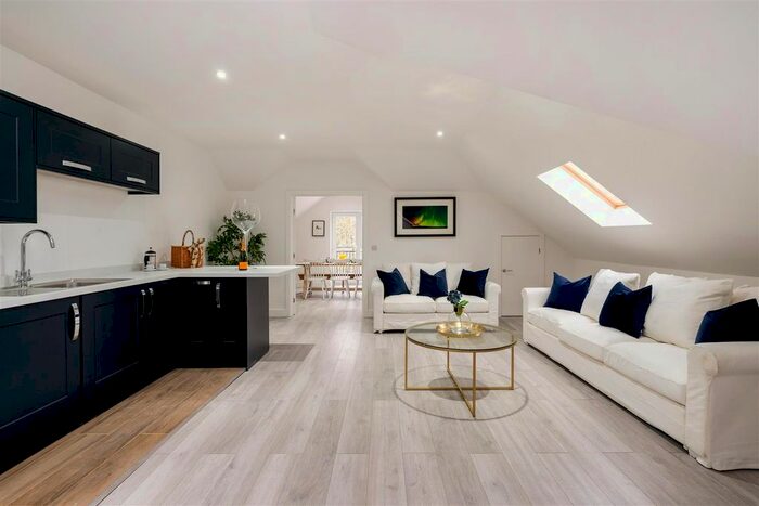 2 Bedroom Flat To Rent In Foxley Lane, Purley, CR8