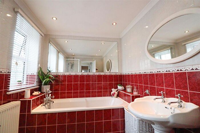 3 Bedroom End Of Terrace House For Sale In Cross Street, Farnborough, GU14