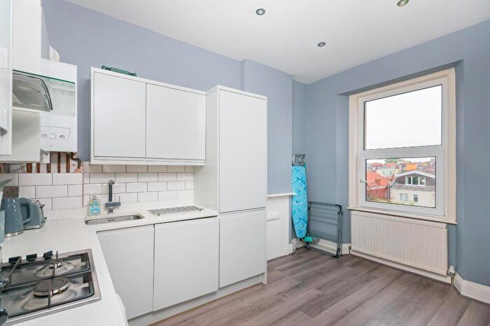 2 Bedroom Flat For Sale In Cotham Road, Cotham, BS6