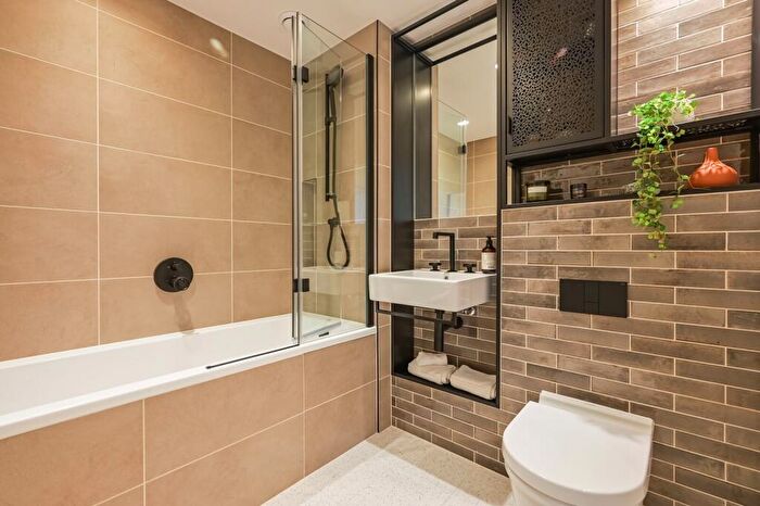 2 Bedroom Flat For Sale In Heron Wharf, Poplar, E14