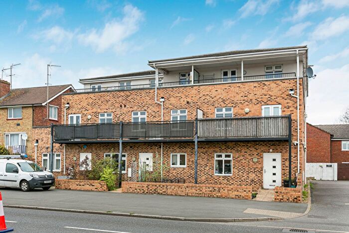 2 Bedroom Flat For Sale In Staines Road West, Sunbury-On-Thames, Surrey, TW16