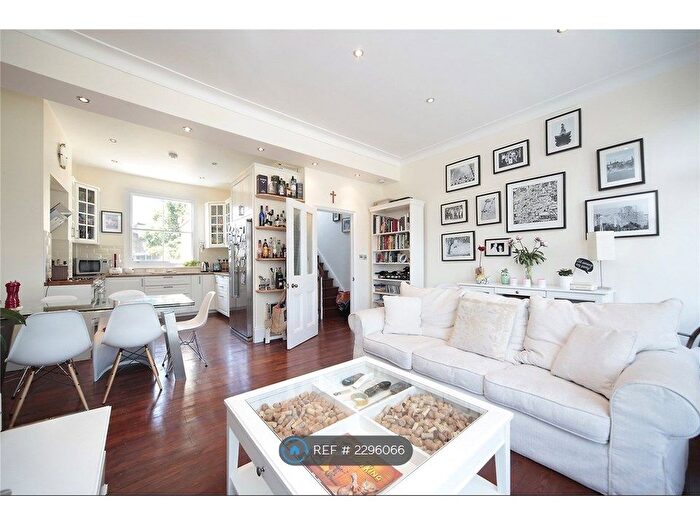 3 Bedroom Maisonette To Rent In Stockwell Road, London, SW9