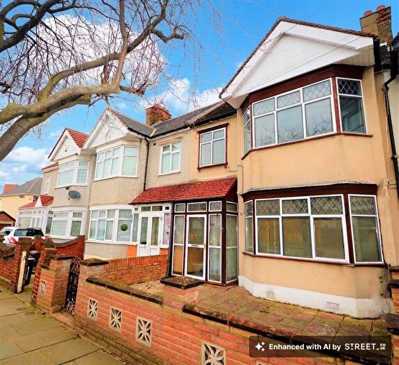 4 Bedroom Property To Rent In Springfield Drive, Ilford, IG2