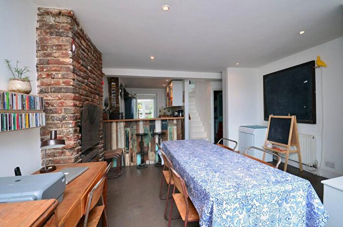 2 Bedroom Terraced House To Rent In Shacklewell Lane, Dalston, London, E8
