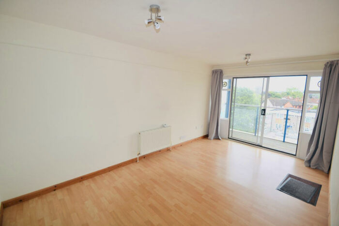 1 Bedroom Apartment To Rent In G R E A T B A D D O W, CM2