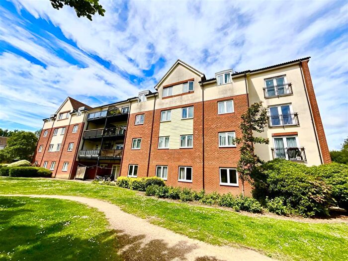2 Bedroom Flat To Rent In Hollybrook Park, Kingswood, Bristol, BS15