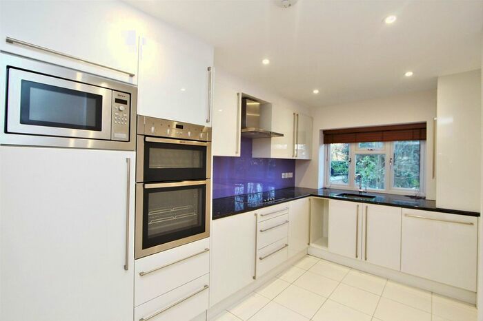 2 Bedroom Flat To Rent In Gunnersbury Avenue, Ealing Common, London, W5