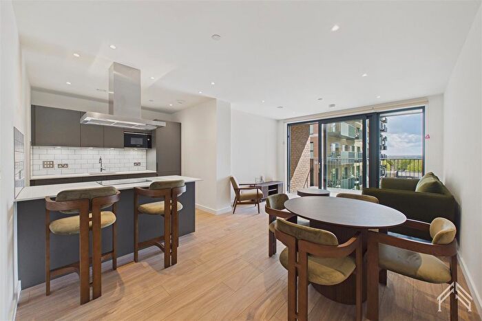 2 Bedroom Flat To Rent In Manser House, London, TW8