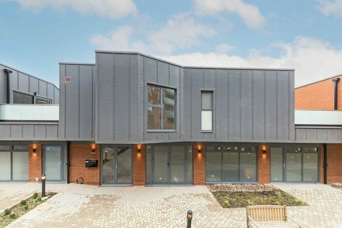 1 Bedroom Flat To Rent In East Road, London, SW19