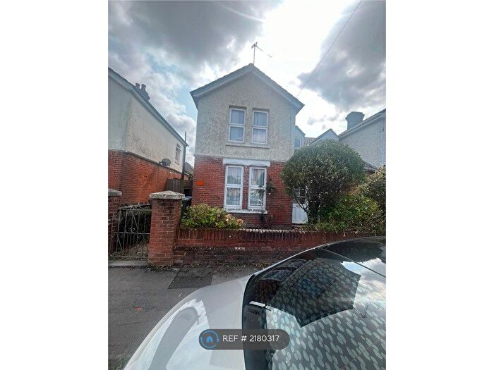 3 Bedroom Semi-Detached House To Rent In Howards Grove, Southampton, SO15