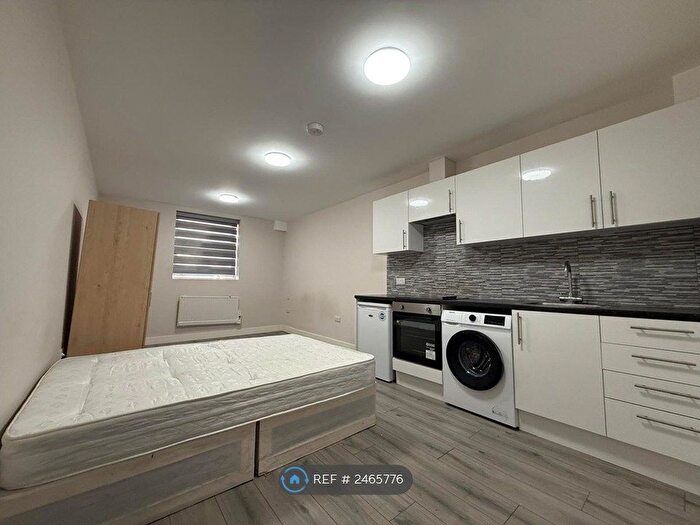 Studio To Rent In High Street, Slough, SL1