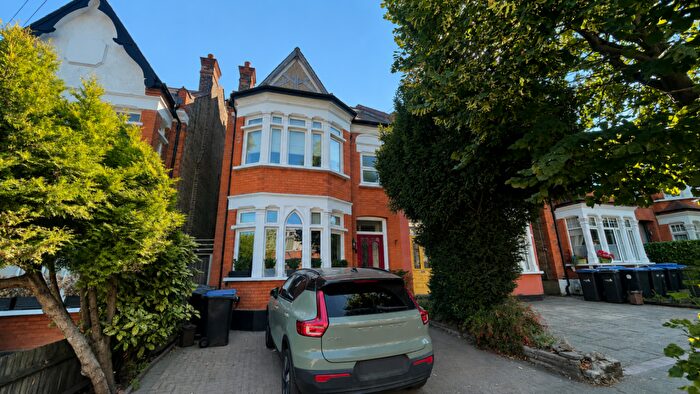 5 Bedroom Semi-Detached House To Rent In Compton Road, Winchmore Hill, N21