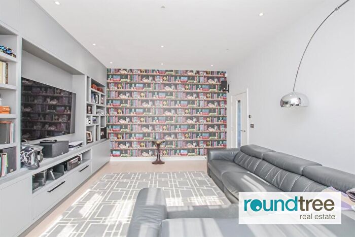 5 Bedroom House To Rent In Stanhope Avenue, Finchley Central, N3