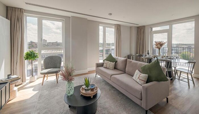 3 Bedroom Flat To Rent In Moat Street, London, SW11