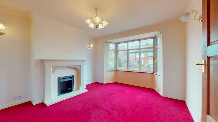 3 Bedroom Ground Flat To Rent In Mulberry Court, IG11