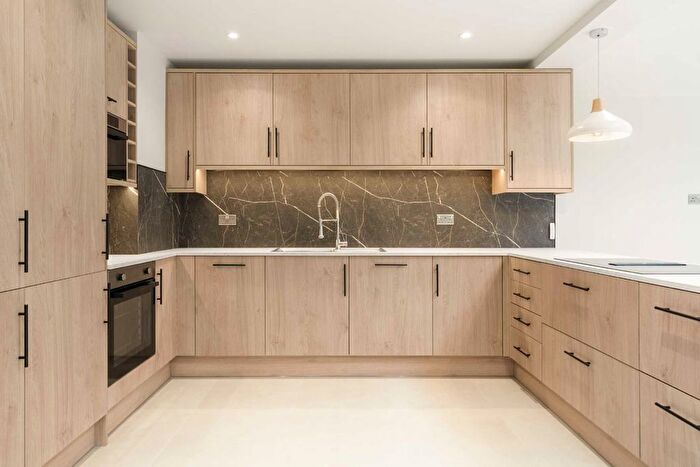 3 Bedroom Flat To Rent In Godley Road, Earlsfield, SW18