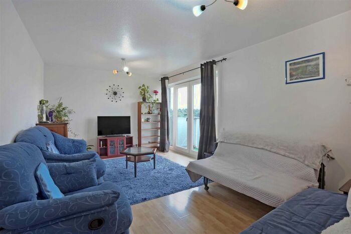 2 Bedroom Flat For Sale In Basinghall Gardens, Sutton, SM2