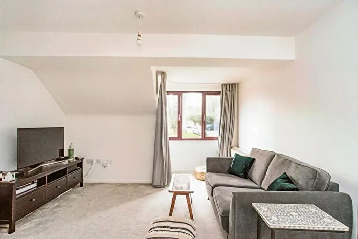 2 Bedroom Flat To Rent In Lockhart Road, Watford, WD17