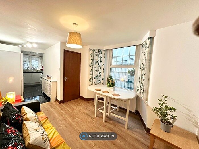 2 Bedroom Flat To Rent In Queens Road, London, N11