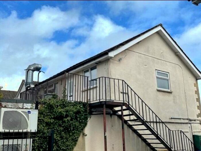 2 Bedroom Flat To Rent In Burford Road, Carterton, Oxfordshire, OX18