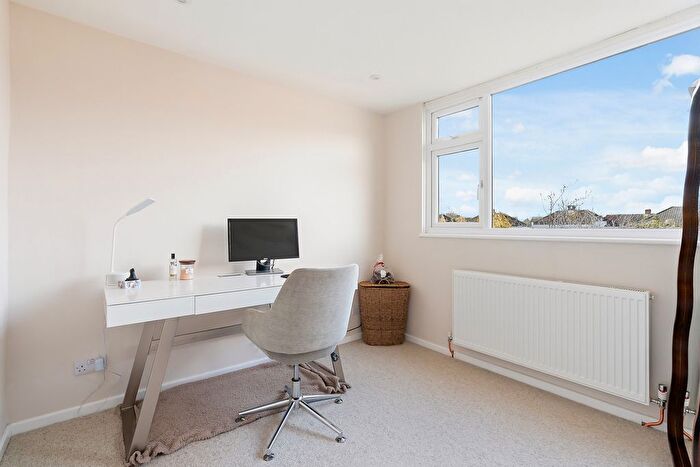 2 Bedroom Semi-detached House For Sale In The Glade, Staines-Upon-Thames, TW18