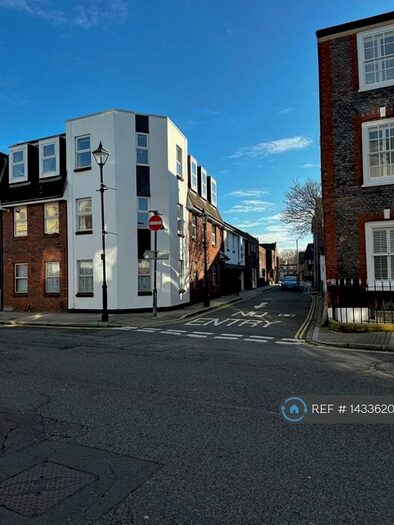 3 Bedroom Flat To Rent In High Street, Portsmouth, PO1