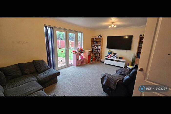 4 Bedroom Semi-Detached House To Rent In Kingsley Close, Reading, RG2
