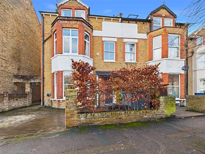 2 Bedroom Flat To Rent In Glamorgan Road, Hampton Wick, KT1