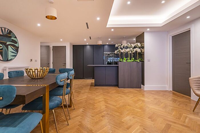 3 Bedroom Flat To Rent In Campden Hill Road, London, W8