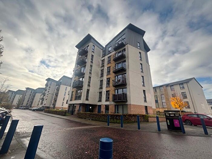 2 Bedroom Apartment To Rent In Haughview Terrace, Oatlands, G5