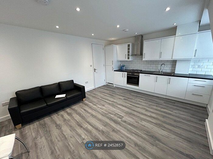 4 Bedroom Flat To Rent In Grand Parade, London, N4