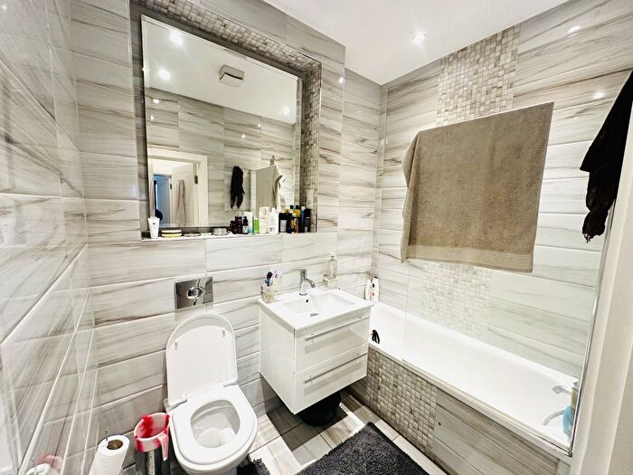 1 Bedroom Flat For Sale In Crownage Court, Sunbury-On-Thames, TW16