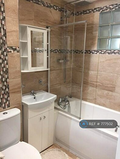 2 Bedroom Flat To Rent In Belcroft Close, Bromley, BR1