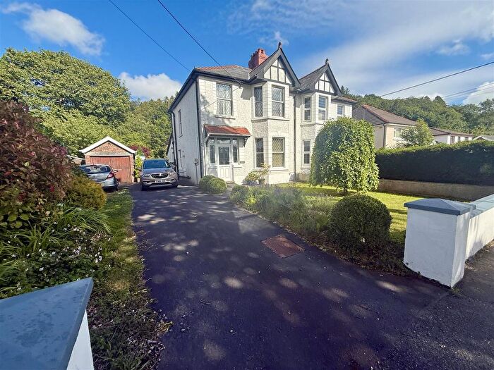 3 Bedroom Property For Sale In Carmarthen Road, Llanybydder, SA40