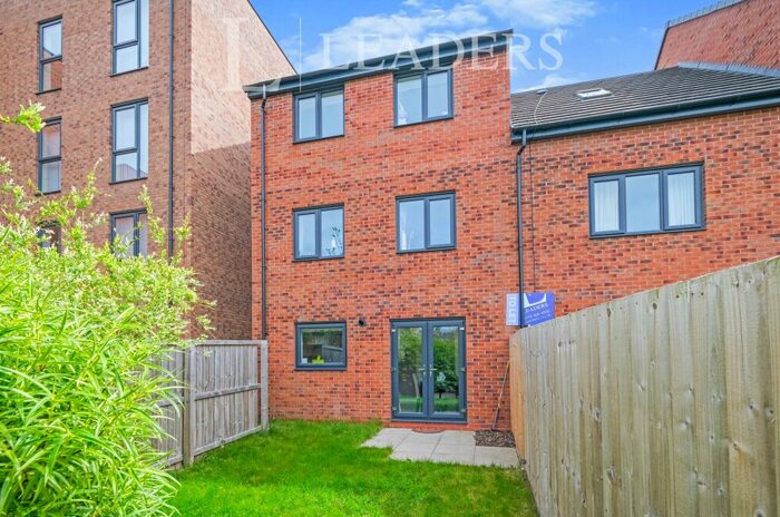 4 Bedroom Semi-Detached House To Rent In Arkwright Walk, NG2