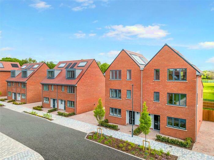 3 Bedroom End Of Terrace House To Rent In Woking, GU21