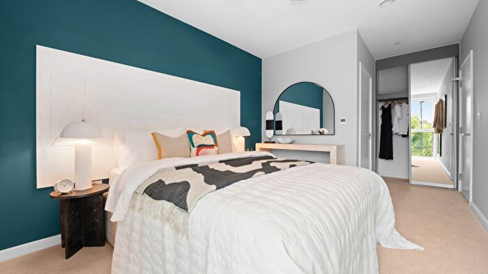 3 Bedroom Flat For Sale In Plumstead Road, London, SE18