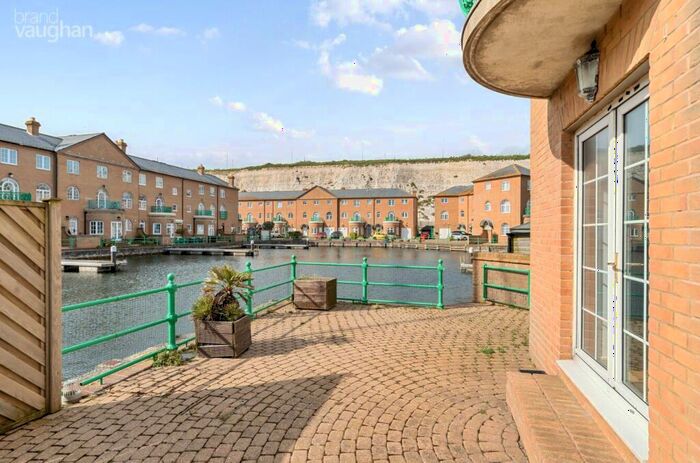 2 Bedroom Flat To Rent In Wellington Court, The Strand, Brighton, BN2