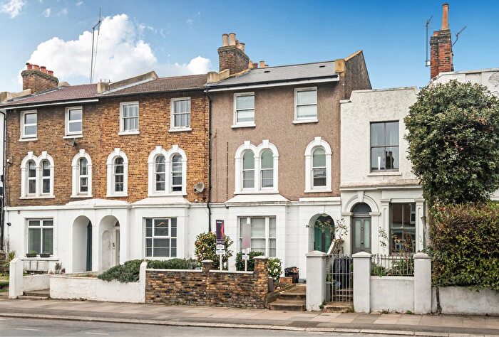 2 Bedroom Flat For Sale In Merton Road, London, SW18