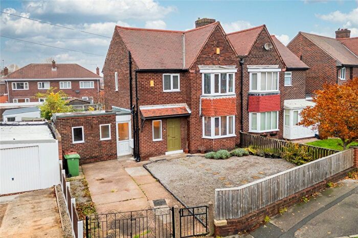 3 Bedroom Semi-detached House For Sale In Chequerfield Road, Pontefract, WF8