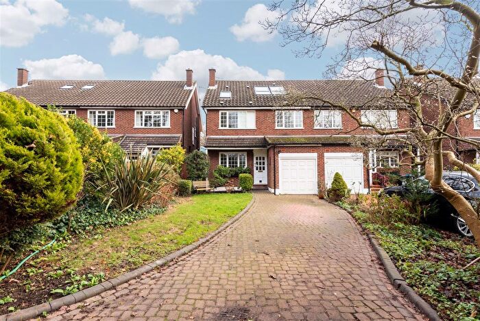 4 Bedroom Semi-Detached House To Rent In Blagdens Lane, London, N14