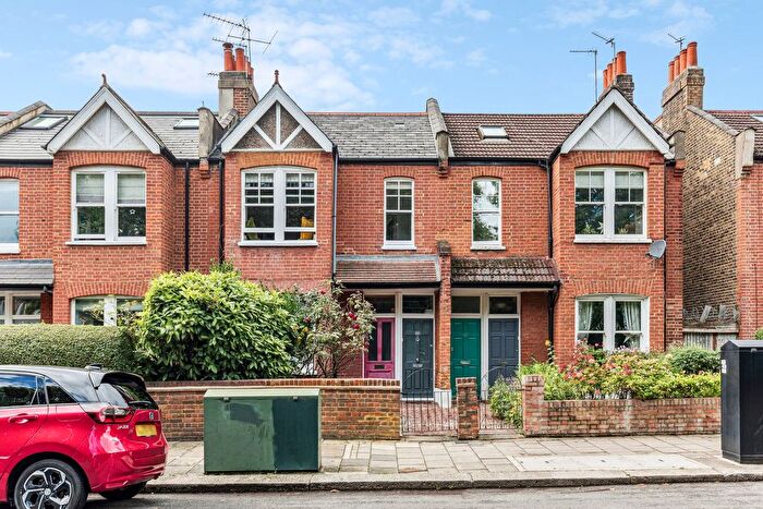 2 Bedroom Maisonette For Sale In Hartswood Road, Wendell Park, Shepherd's Bush, W12