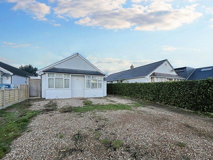3 Bedroom Detached Bungalow To Rent In Royston Way, Slough, SL1