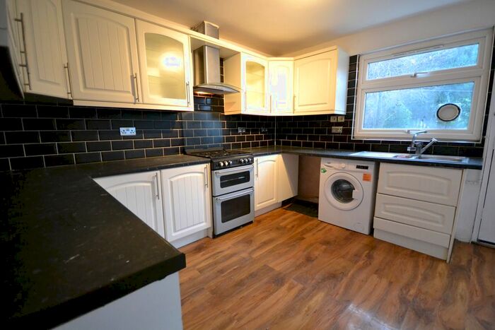 4 Bedroom End Of Terrace House To Rent In Flint Close, Luton, LU3