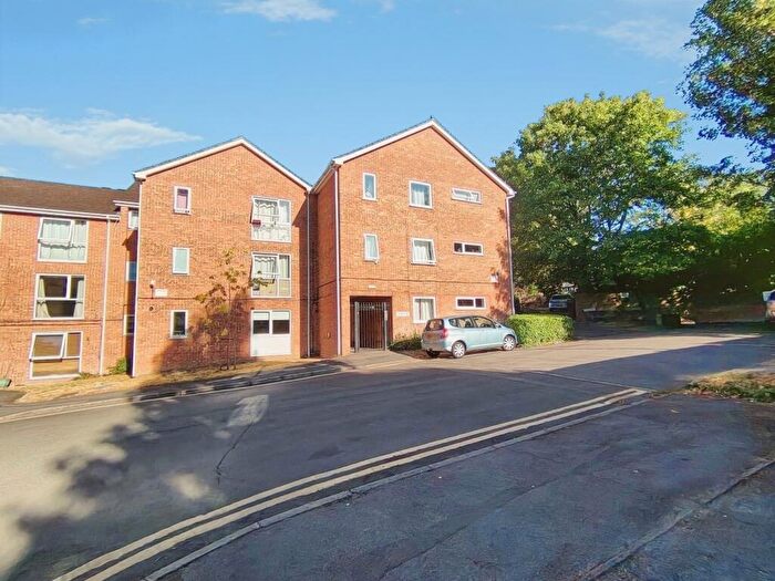 2 Bedroom Apartment For Sale In Epping Close, Reading, Berkshire, RG1