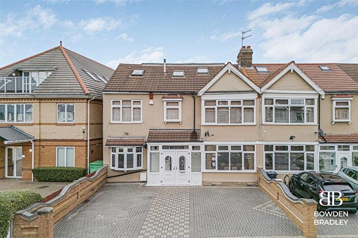 6 Bedroom Semi-Detached House For Sale In Beehive Lane, Redbridge, IG1