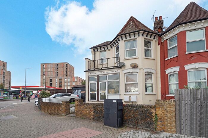 3 Bedroom Flat To Rent In Burnley Road, London, NW10