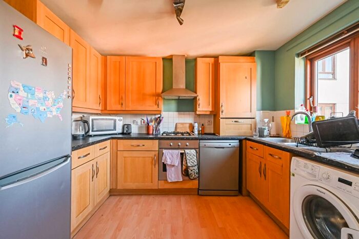 2 Bedroom Flat To Rent In Stephenson Close, Mile End, London, E3